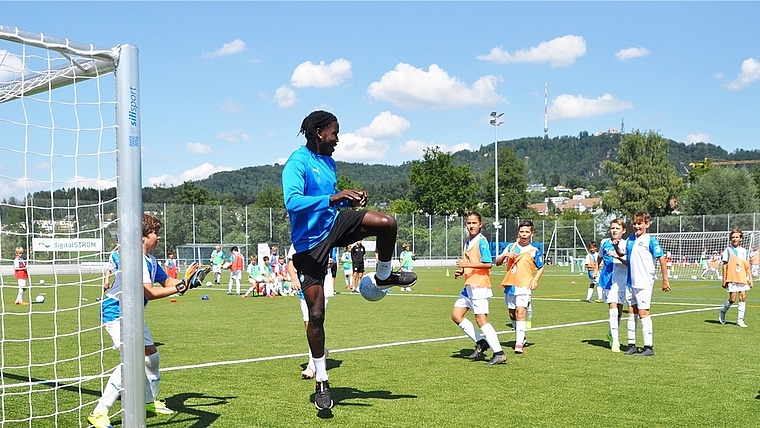 GC-Spieler Allen Njie versetzte mit seinen Kunststücken die Kids ins Staunen. <em>(Bild Kaspar Köchli)</em>