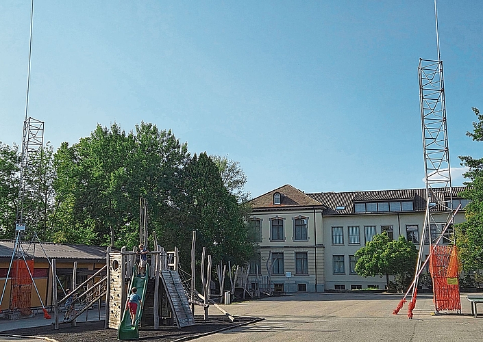 Baugespanne für den 21 Meter hohen Schulhausneubau auf dem Butzen-Areal.