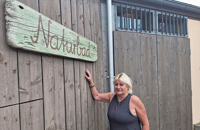 Vereinspräsidentin Ursula Wittwer hofft, dass mit Crowdfunding mindestens 150000 Franken zusammenkommen, damit die Badesaison in Maschwanden 2027 gestartet werden kann. (Bild Werner Schneiter)