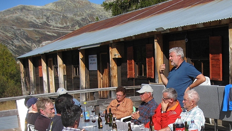 Otto Steinmann (stehend) erklärt einer Gruppe im Restaurant auf dem Hungerberg die Umgebung. (Archivbild zvg.)