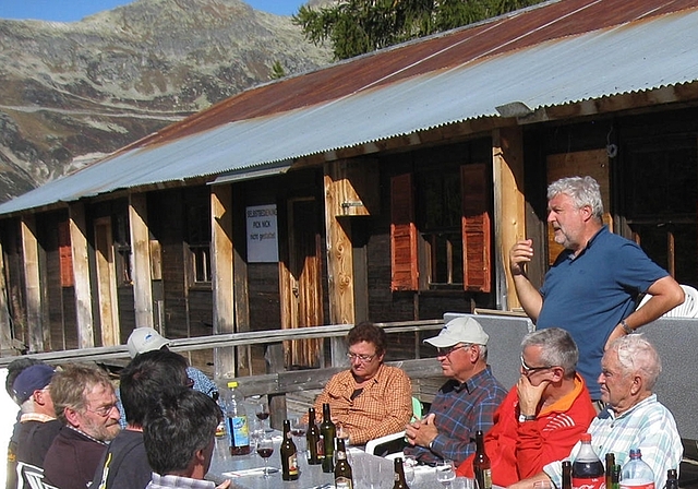Otto Steinmann (stehend) erklärt einer Gruppe im Restaurant auf dem Hungerberg die Umgebung. (Archivbild zvg.)