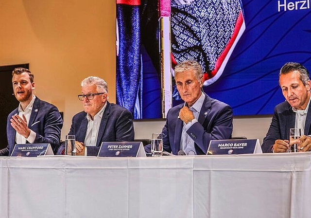 Sandro Frei (ganz links) im Einsatz an der ZSC-Pressekonferenz zum Saisonstart: Neben ihm (von links) Marc Crawford (Trainer ZSC Lions), Peter Zahner (CEO ZSC Lions AG) und Marco Bayer (Trainer GCK Lions). (Bild zvg)