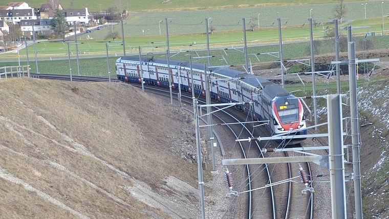 Die S-Bahn verlässt bei Wettswil Richtung Hedingen den zweigleisigen Bereich. (Bild Martin Mullis)