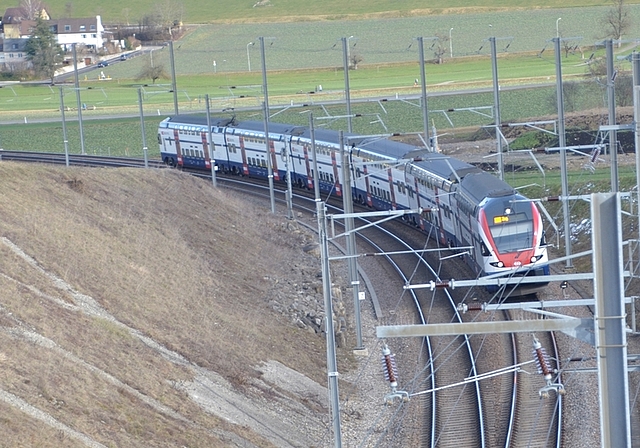 Die S-Bahn verlässt bei Wettswil Richtung Hedingen den zweigleisigen Bereich. (Bild Martin Mullis)