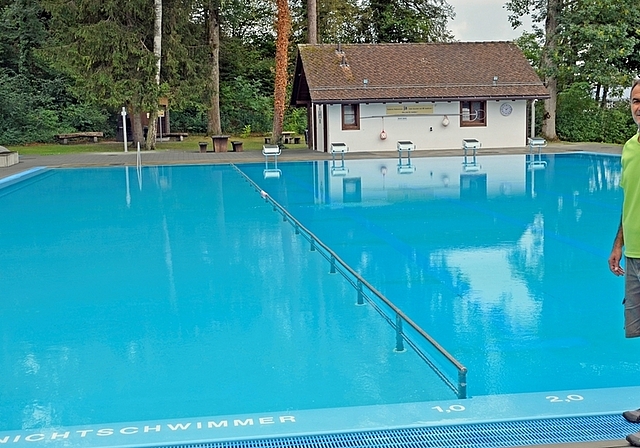 Faro Babamazid, Bademeister in Mettmenstetten, an einem der seltenen Regentage für einmal allein in «seinem» Schwimmbad.<em> (Bild Martin Mullis)</em>