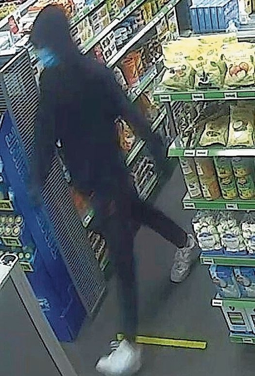 Der maskierte Täter im Verkaufsgeschäft. (Bild Kapo ZH)