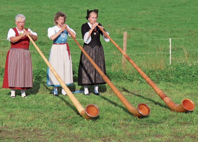 Marianne Müller-Roche, Claudine Kürsteiner und Maja Hungerbühler von der Alphornbläser-Vereinigung Zürich-Stadt bei ihrem Auftritt in Bonstetten. (Bild Marcus Weiss)