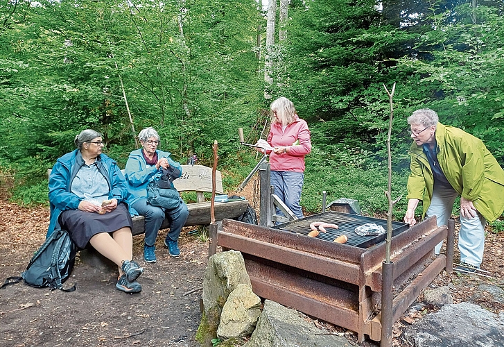 Die erste Gruppe hatte bereits den Picknickplatz eingerichtet und ein Feuer entzündet, als die zweite Gruppe ankam. Die erste Gruppe hatte bereits den Picknickplatz eingerichtet und ein Feuer entzündet, als die zweite Gruppe ankam.