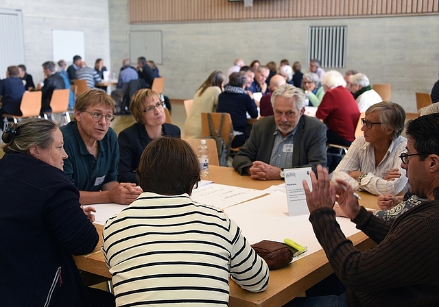 Konzentriert an der Arbeit: Die offenen Fragen wurden in acht Gruppen zu je acht Personen intensiv diskutiert.<em> (Bild bs)</em>