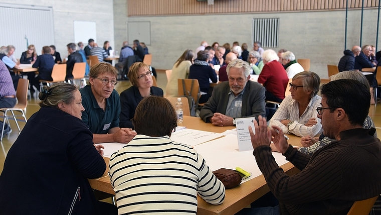 Konzentriert an der Arbeit: Die offenen Fragen wurden in acht Gruppen zu je acht Personen intensiv diskutiert.<em> (Bild bs)</em>