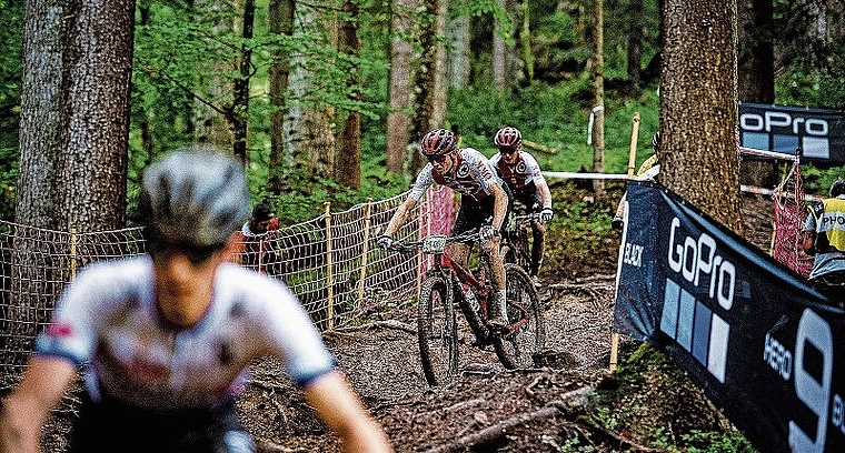 Timo Müller zirkelt sich auf der schweren WM-Strecke in Leogang eine glitschige Waldabfahrt hinunter. (Bild Armin Küstenbrück)