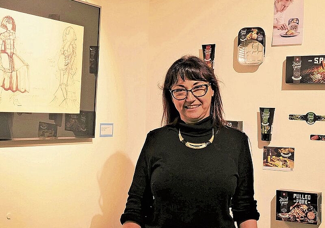 Lavinia Rheinheimer zeigt in der KommBox in Aeugst eine Auswahl ihres vielseitigen Schaffens: Werbemittel, Verpackungen, Skizzen zu Bühnenkostümen, Fotografien und Zeichnungen. (Bild Regula Zellweger)