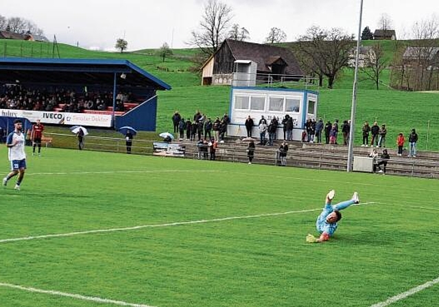Tuggens Keeper Alessandro Merlo ist beim 1:0 durch Marc Figueiredo (ganz links) chancenlos. (Bild Kaspar Köchli)