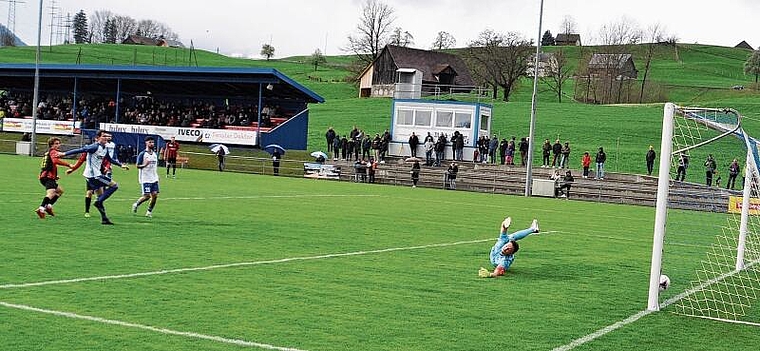 Tuggens Keeper Alessandro Merlo ist beim 1:0 durch Marc Figueiredo (ganz links) chancenlos. (Bild Kaspar Köchli)