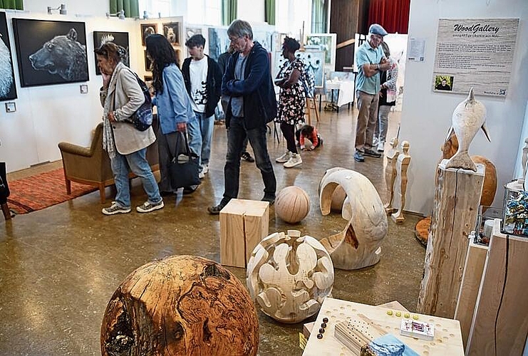 Martin Berlis Figuren aus Holz. Links: Bilder von Ueli Käser ART. (Bilder Werner Schneiter)