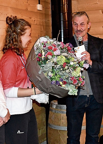 Gemeindepräsident Christoph Lüthi übergibt Blumen an Lina Kozomara.