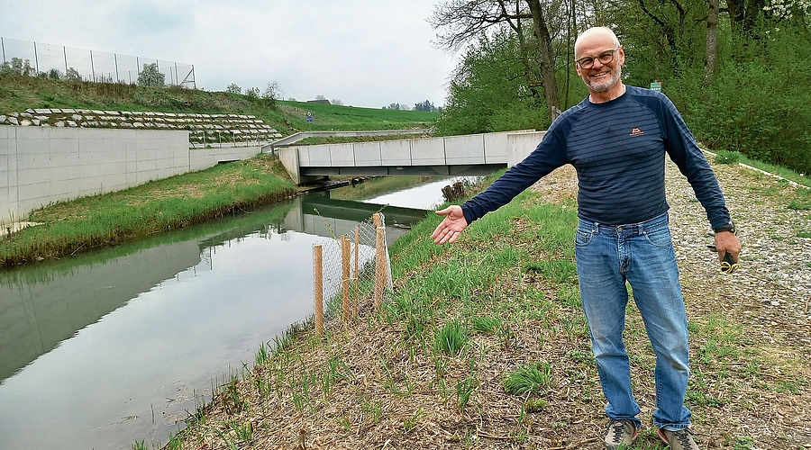 Marcel Funk erklärt die Schutzmassnahmen gegen Hochwasser, die im Zuge des Baus des Autobahnzubringers beim Oberwasserkanal umgesetzt wurden.  