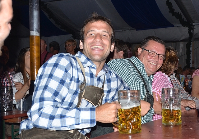 Oktoberfest in Hausen: Auf den Festbänken wurde eifrig geschunkelt. (Bilder Thomas Stöckli)