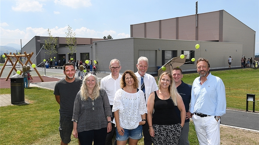 Die Baukommission vor dem sanierten und erweiterten Schulhauses Tömlimatt. Von links Bauleiter Fabio Coluccia, Gemeinderätin Heidi Hui, Bauherrenberater Reto Müller, Schulpflegerin Anette Barili, Gemeindepräsident Kurt Bär, Gemeindeschreiberin Stefanie Dünnenberger-Forlin, Arinova-Geschäftsführer Walter Müller und Schulpräsident Markus Kunz. <em>(Bilder Martin Platter)</em>