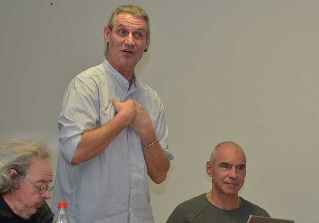 «Ich kann nicht jedes Problem lösen»: Gemeindpräsident Christoph Lüthi in Aktion, rechts Gemeindeschreiber Bruno Hänni. <em>(Bild Martin Mullis)</em>