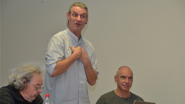 «Ich kann nicht jedes Problem lösen»: Gemeindpräsident Christoph Lüthi in Aktion, rechts Gemeindeschreiber Bruno Hänni. <em>(Bild Martin Mullis)</em>