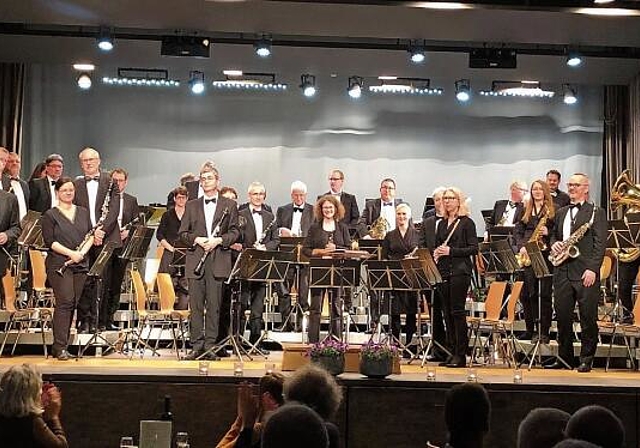 Musik mit dem Publikum teilen – der Musikverein Hedingen in seinem Element. (Bild Christine Häusermann)