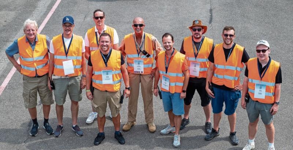 Aus dem Hangar-Fest vor zwei Jahren ging das Flugi-Fest auf dem Flugplatz Hausen hervor: das Organisationskomitee mit Präsident Martin Hauser (4. von links).
