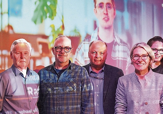 Der Gewerbe-MKM-Vorstand mit (von links) den Zurückgetretenen Robi Graf und Beat Villiger, dem Neugewählten Urs Engelberger, Präsident Thomas Strebel sowie den bestätigten Mitgliedern Corinne Huss, Alexandra Schenk und Joris Reusink vor dem Video