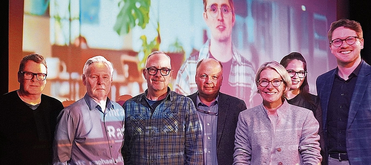 Der Gewerbe-MKM-Vorstand mit (von links) den Zurückgetretenen Robi Graf und Beat Villiger, dem Neugewählten Urs Engelberger, Präsident Thomas Strebel sowie den bestätigten Mitgliedern Corinne Huss, Alexandra Schenk und Joris Reusink vor dem Video