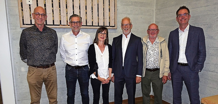 Die abtretenden Kommissions- und Behördemitglieder von links Rico Girardi, Baukommission, Matthias Bär, RPK, Christine Erni und Ruedi Fornaro, Gemeinderat bzw. Präsident, Peter Ackermann, Energiekommission, und Michael Grimmer, Schulpflege. Nicht 