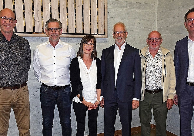 Die abtretenden Kommissions- und Behördemitglieder von links Rico Girardi, Baukommission, Matthias Bär, RPK, Christine Erni und Ruedi Fornaro, Gemeinderat bzw. Präsident, Peter Ackermann, Energiekommission, und Michael Grimmer, Schulpflege. Nicht