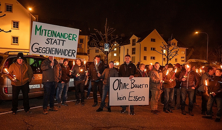 Der Präsident des Zürcher Bauernverbandes, Martin Haab aus Mettmenstetten, marschierte in und bei Affoltern zusammen mit den rund 180 Teilnehmenden des Protestmarsches. (Bilder Nico Ilic)