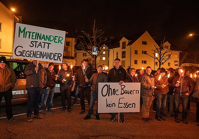 Der Präsident des Zürcher Bauernverbandes, Martin Haab aus Mettmenstetten, marschierte in und bei Affoltern zusammen mit den rund 180 Teilnehmenden des Protestmarsches. (Bilder Nico Ilic)