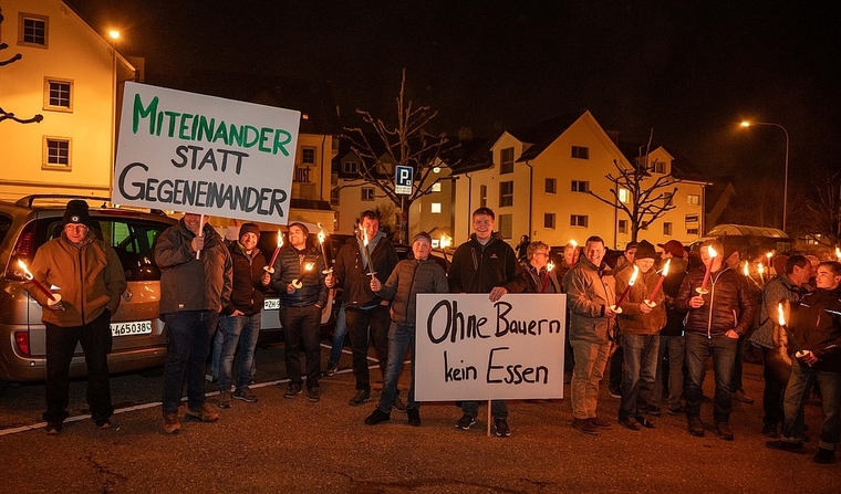 Der Präsident des Zürcher Bauernverbandes, Martin Haab aus Mettmenstetten, marschierte in und bei Affoltern zusammen mit den rund 180 Teilnehmenden des Protestmarsches. (Bilder Nico Ilic)