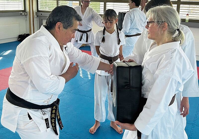 Lernen vom Chef-Instruktor der Karate-Welt: Mabuni Sensei (links). (Bild zvg.)