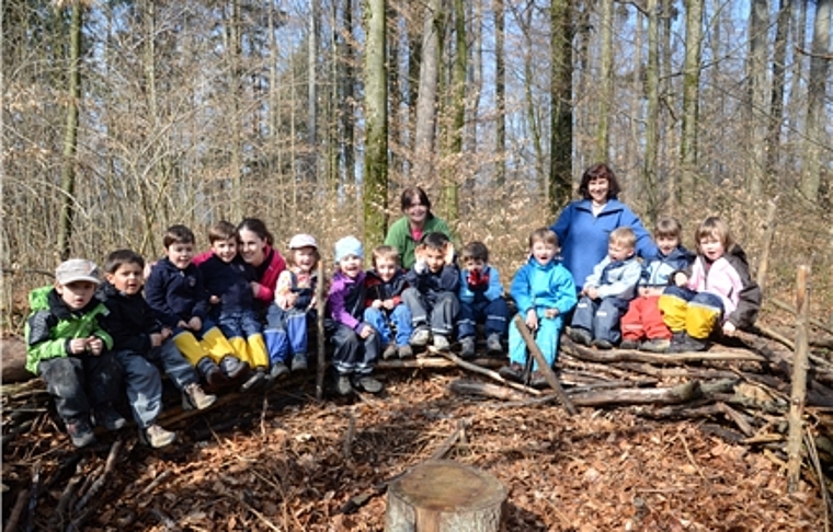 Der Wald wird mit einem Lied begrüsst: Waldspielgruppe Hedingen mit den Begleiterinnen Anita Steiger, Hanni Stutz und Zwillingsmutter Jana Spring. (v.r.) (Bild Martin Mullis)