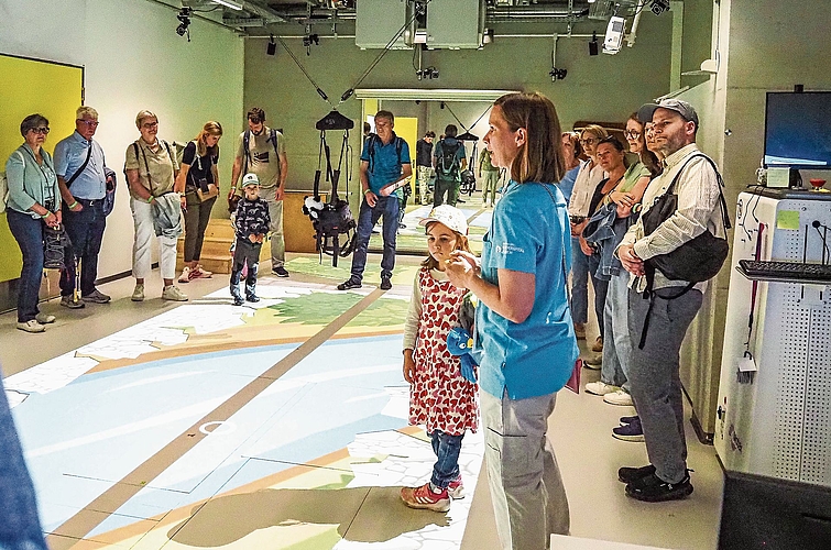 Franziska Spreitler zeigte im Ganglabor, wie mithilfe eines High-End-Motion-Capture-Systems, von Kraft- und Druckmessplatten sowie Elektromyografie Gelenkswinkel, Belastungen und Muskelaktivitäten beim Gehen präzise dokumentiert und berechnet werde Franziska Spreitler zeigte im Ganglabor, wie mithilfe eines High-End-Motion-Capture-Systems, von Kraft- und Druckmessplatten sowie Elektromyografie Gelenkswinkel, Belastungen und Muskelaktivitäten beim Gehen präzise dokumentiert und berechnet werden. (Bilder Regula Zellweger)