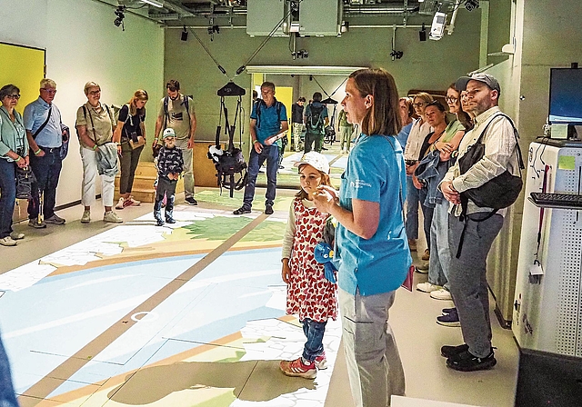 Franziska Spreitler zeigte im Ganglabor, wie mithilfe eines High-End-Motion-Capture-Systems, von Kraft- und Druckmessplatten sowie Elektromyografie Gelenkswinkel, Belastungen und Muskelaktivitäten beim Gehen präzise dokumentiert und berechnet werde