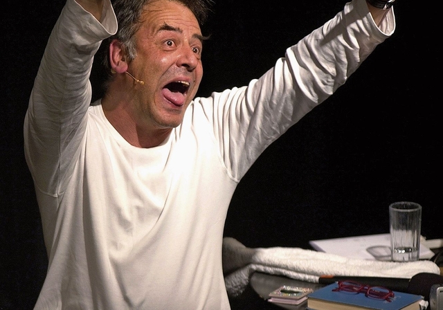 Komiker Rolf Schmid bei seinem Auftritt anlässlich des Comedy-Festivals 2005 im Casino in Luzern. (Archivbild Adrian Baer)