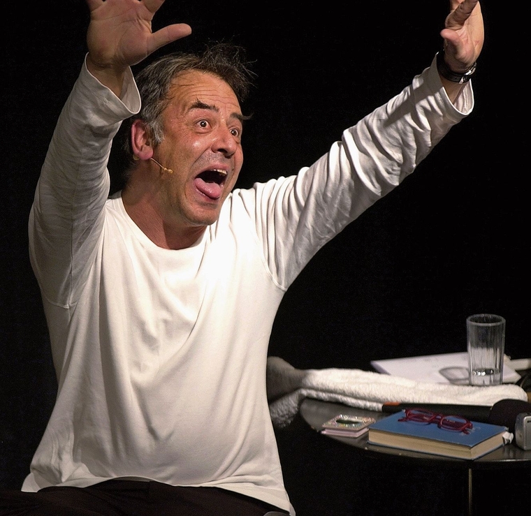 Komiker Rolf Schmid bei seinem Auftritt anlässlich des Comedy-Festivals 2005 im Casino in Luzern. (Archivbild Adrian Baer)