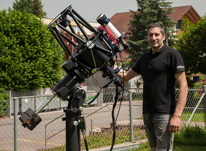 Der 44-jährige Fabio Sperduto mit seinem Teleskop, das er «Little Hubble» nennt, weil es hyperbolische Spiegel hat – wie das Weltraumteleskop. (Bild zvg.)