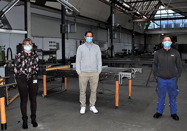 Xavier Nietlisbach, Ernst Schweizer AG und Präsident Lehrstellenforum (Mitte), mit den Lernenden Alicia Bartels, Metallbaukonstrukteurin (links), und Robin Aschwanden, Metallbauer, die beim Lernenden-Talk am 3. Februar mitwirken. (Bild zvg.)