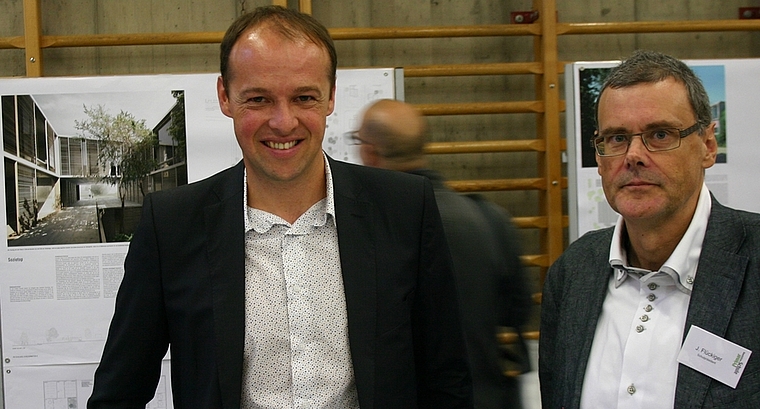 Strahlender Gewinner: Martin Gloor (links) zusammen mit Jürg Flückiger, Präsident der Primarschulpflege Bonstetten beim Sieger-Projekt «Soziotop». (Bild lf)