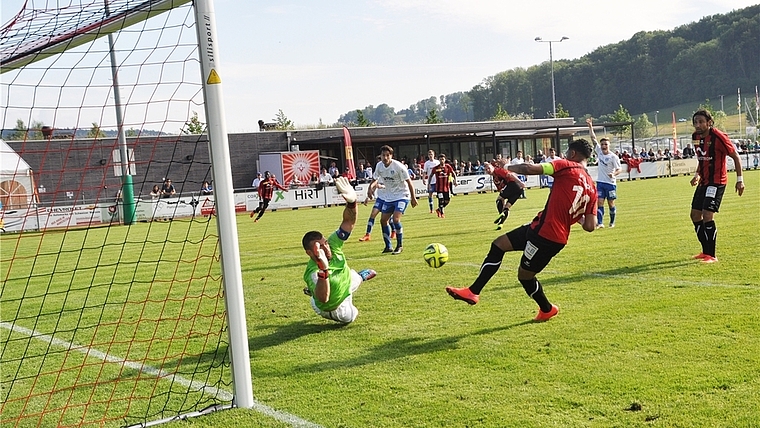 WBs Henry Acosta überwindet kurz vor Schluss Boban Antic zum 3:3. (Bild Kaspar Köchli)