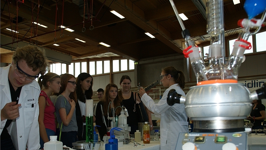 Die Chemie, ein spannendes Berufsfeld – auch wenn die skeptischen Blicke am Stand von Kolb anderes vermuten lassen. (Bilder Thomas Stöckli) Die Chemie, ein spannendes Berufsfeld – auch wenn die skeptischen Blicke am Stand von Kolb anderes vermuten lassen. (Bilder Thomas Stöckli)