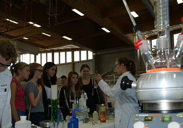 Die Chemie, ein spannendes Berufsfeld – auch wenn die skeptischen Blicke am Stand von Kolb anderes vermuten lassen. (Bilder Thomas Stöckli)