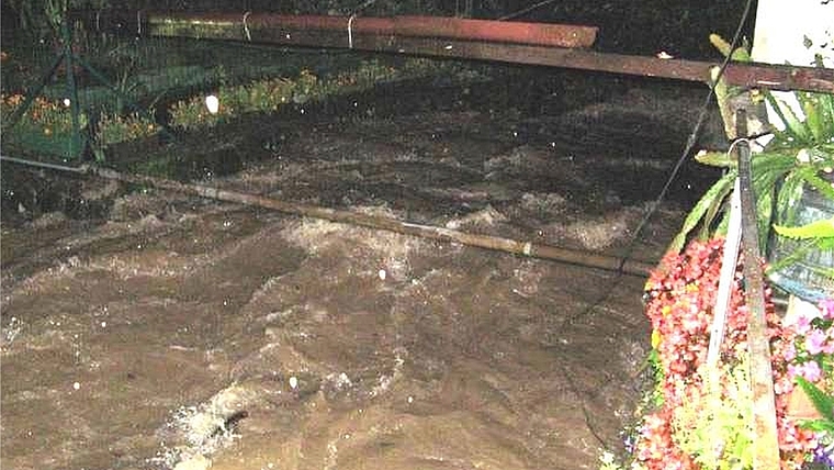 Auch so kann der Haselbach aussehen: beim Hochwasser 2007 im Oberdorf, Knonau. (Bild zvg.)
