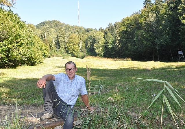 Mit sorgsamer Pflege der Biodiversitäts-Förderflächen Preise gewonnen: Landwirt Daniel Derrer auf der Feuchtwiese im Diebis am Üetliberg. Im Hintergrund der Fernsehturm. <em>(Bild Werner Schneiter)</em>