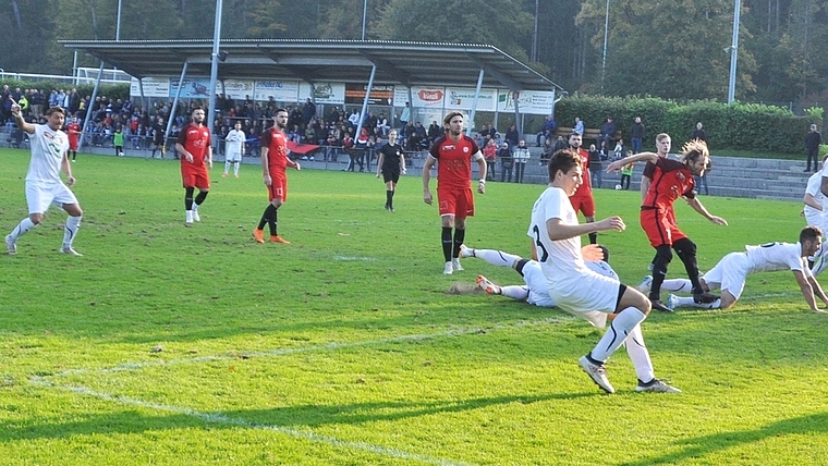 WB (in Weiss) verpasste bei Konterchancen das gegnerische Gehäuse oft nur um Zentimeter. <em>(Bild Kaspar Köchli)</em>