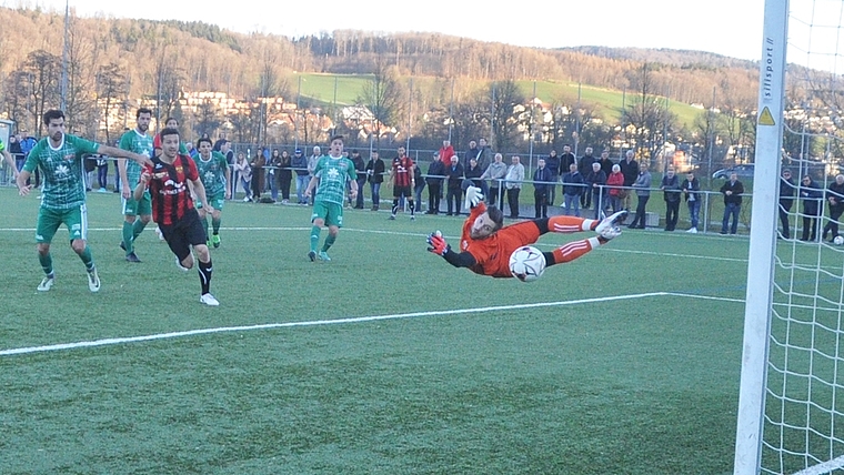 Die Flugkünste von Linth-Keeper Savanovic reichen nicht, um den WB-Siegtreffer durch Capone (verdeckt) zu verhindern. <em>(Bild Kaspar Köchli)</em>